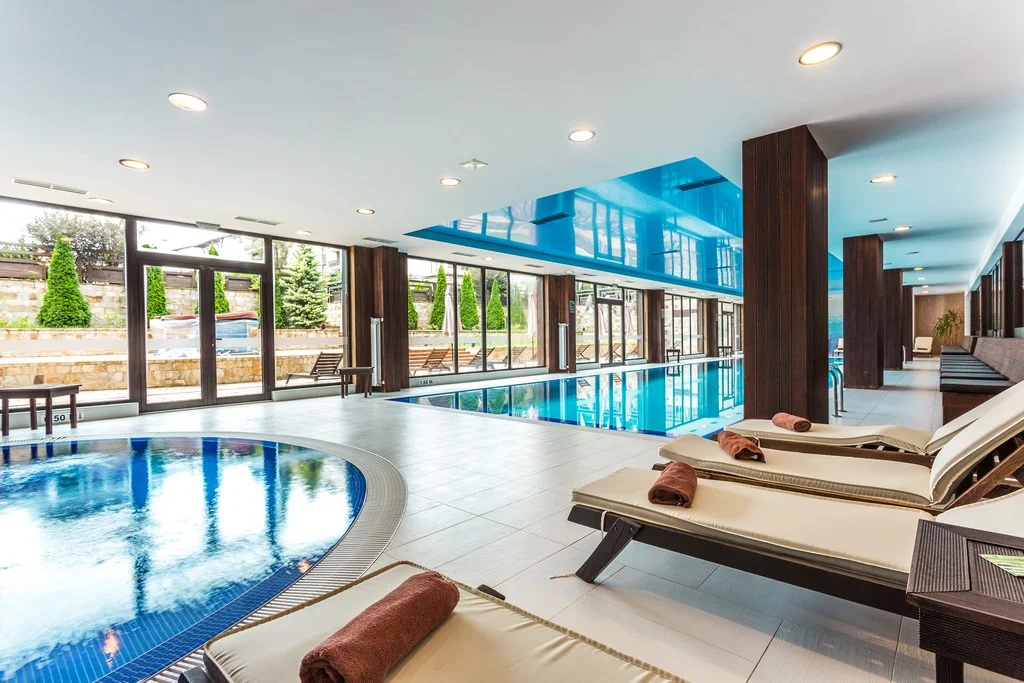 perun_lodge_inside_pool